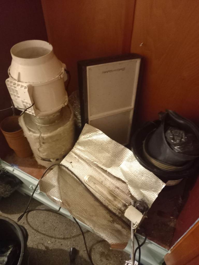 Grow equipment, carbon filter, fan, multiple lights some led