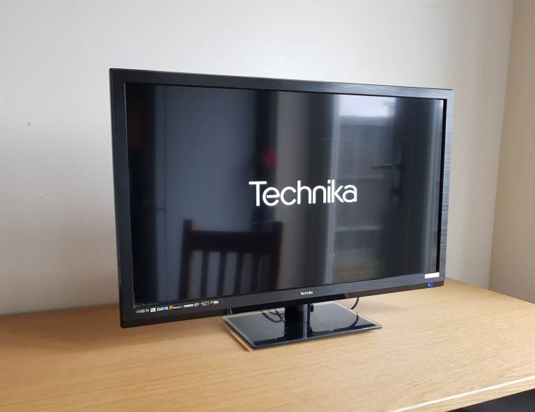 24" LCD TV with Freeview *scratches on screen