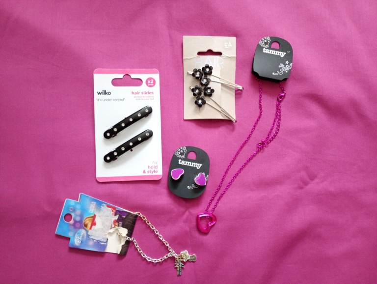 GIRLS' hairslides (2 packs) plus play jewellery. All items new in original packing. Age 7/9app.