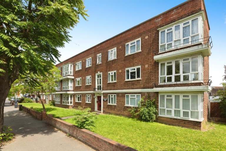2 bedroom flat in 2-Bedroom Flat, IG11