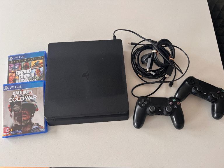 PlayStation 4 1TB + 2 controllers + 2 games