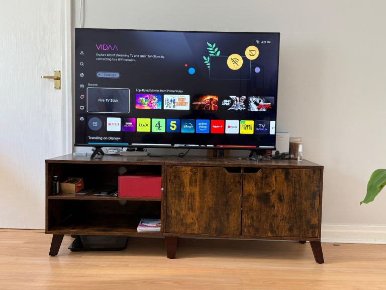 50” Hisense 4K QLED Smart TV + Large TV Stand – £150