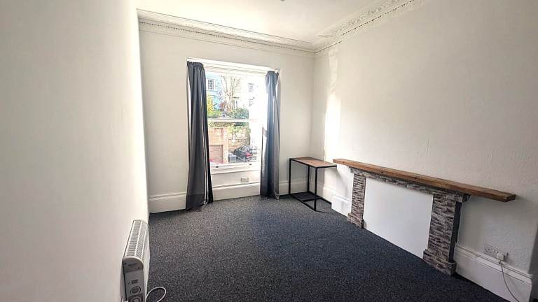 Cotham Redland 1st floor front studio / Bedsit, shared WC and Bath £695pm