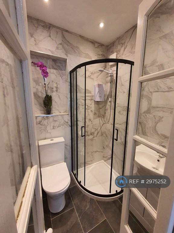 1 bedroom flat in Whitchurch Avenue, Edgware, HA8 (1 bed) (#2975252)