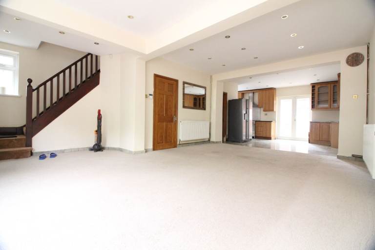 HUGE REFURBISHED THREE OR FOUR BED HOUSE WITH TWO BATHROOMS- HESTON NORWOOD GREEN SOUTHALL HOUNSLOW