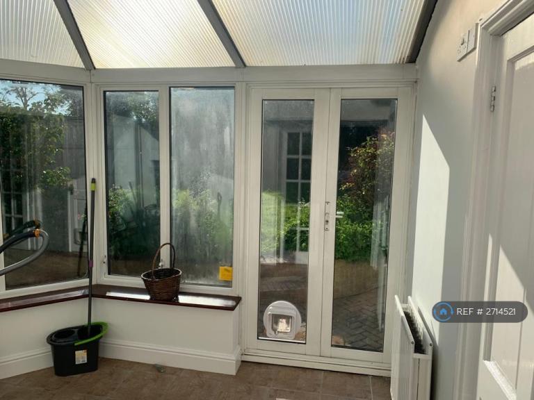 5 bedroom house in Noak Hill Road, Romford, RM3 (5 bed) (#2714521)