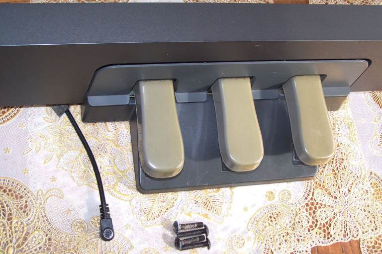 Yamaha LP-7A 3-pedal unit for DGX-660 DGX-650 DGX-640 3 Pedal, Soft, Sostenuto, and Sustain