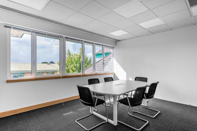 Leatherhead - KT227PL \ Private Office with 4 Desks
