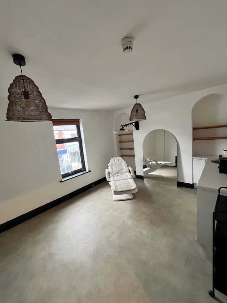 Therapist/practitioner treatment room to rent 