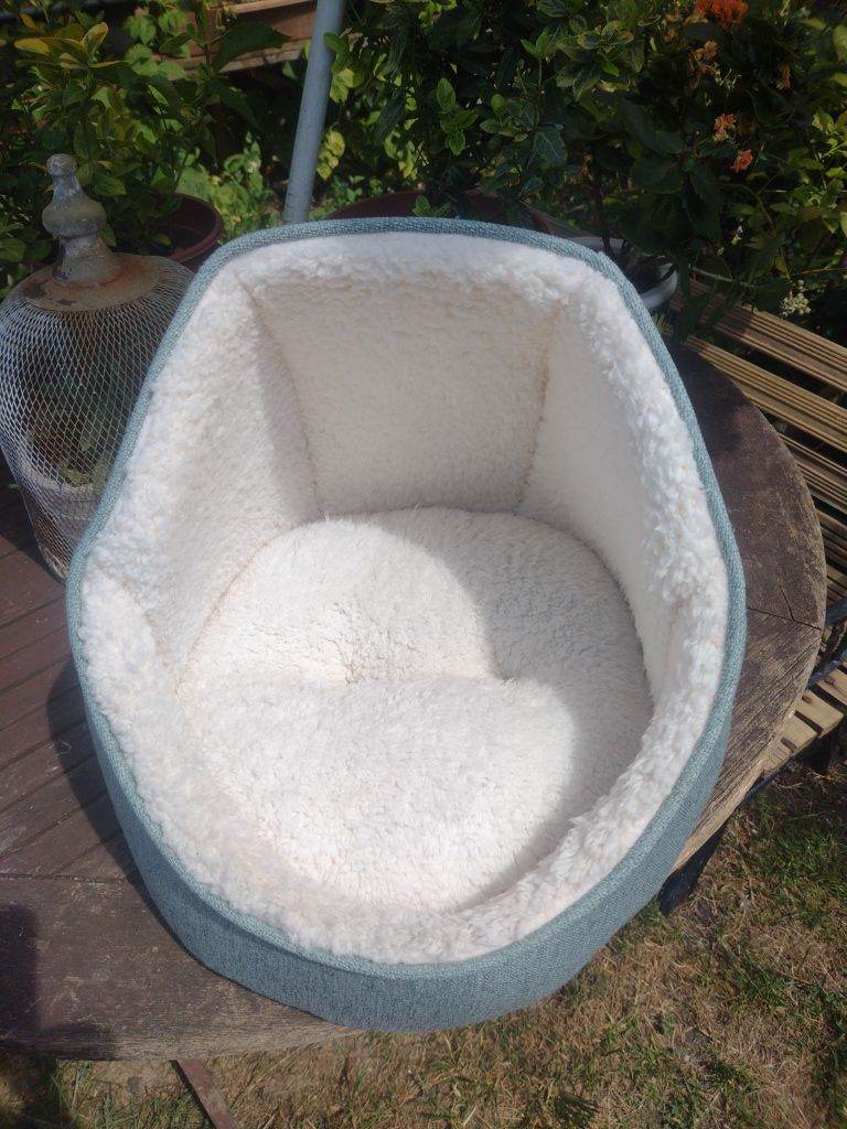 Cosy Green Pet Bed – Good Condition, Super Soft Inside