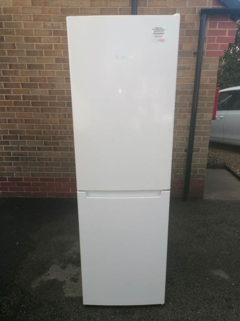 FRIDGE FREEZER FROST FREE SYSTEM LARGE SIZE CAPACITY BOSCH RETAILS £599 AS NEW CAN DELIVER £300