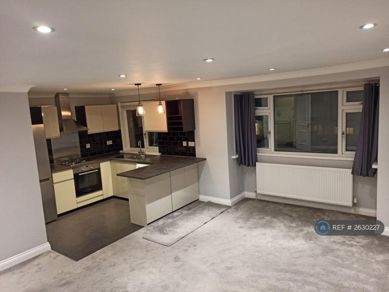 2 bedroom flat in Orchard Court, London, N2 (2 bed) (#2630227)