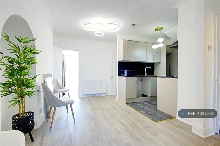 2 bedroom flat in Ordnance Road, Enfield, EN3 (2 bed) (#2895421)