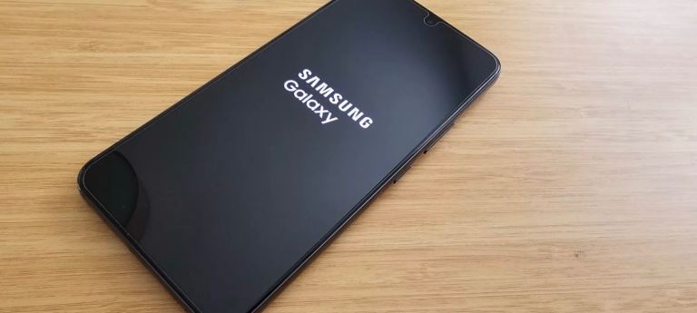 Samsung galaxy S22 unlocked 128gb dual sim excellent as new. 