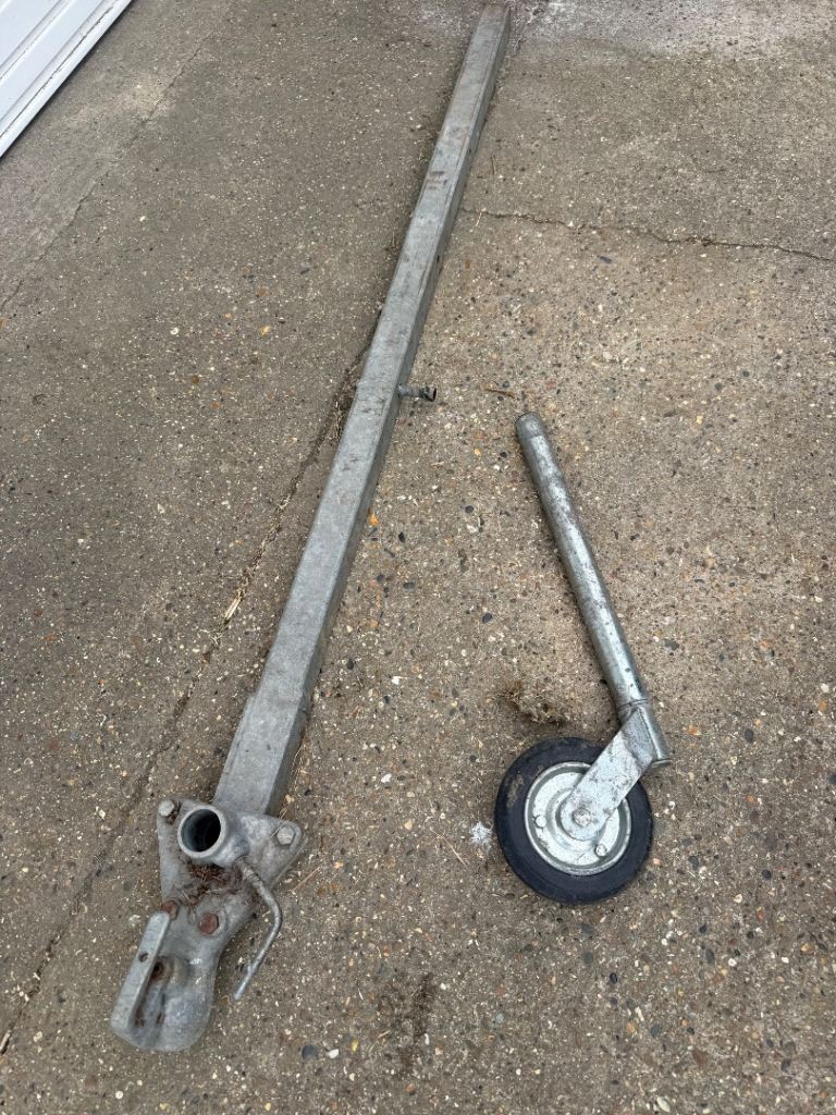 Static caravan draw bar with tow hitch and jockey wheel 