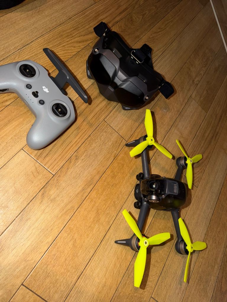 DJI FPV Combo, Drone, 2 Battery’s , Controller, Goggles and case