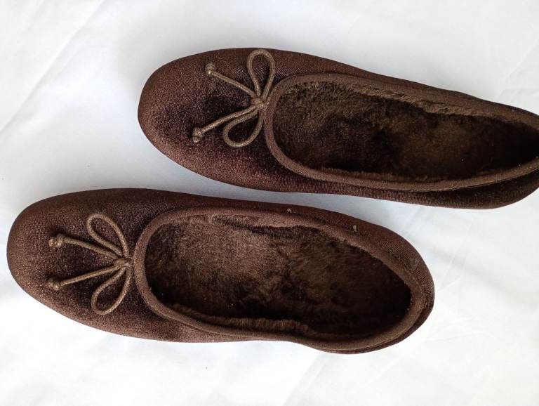 SLIPPERS. SIZE 6. M&S. BLACK. FAUX-FUR LINING. Sturdy support all round. New cond.