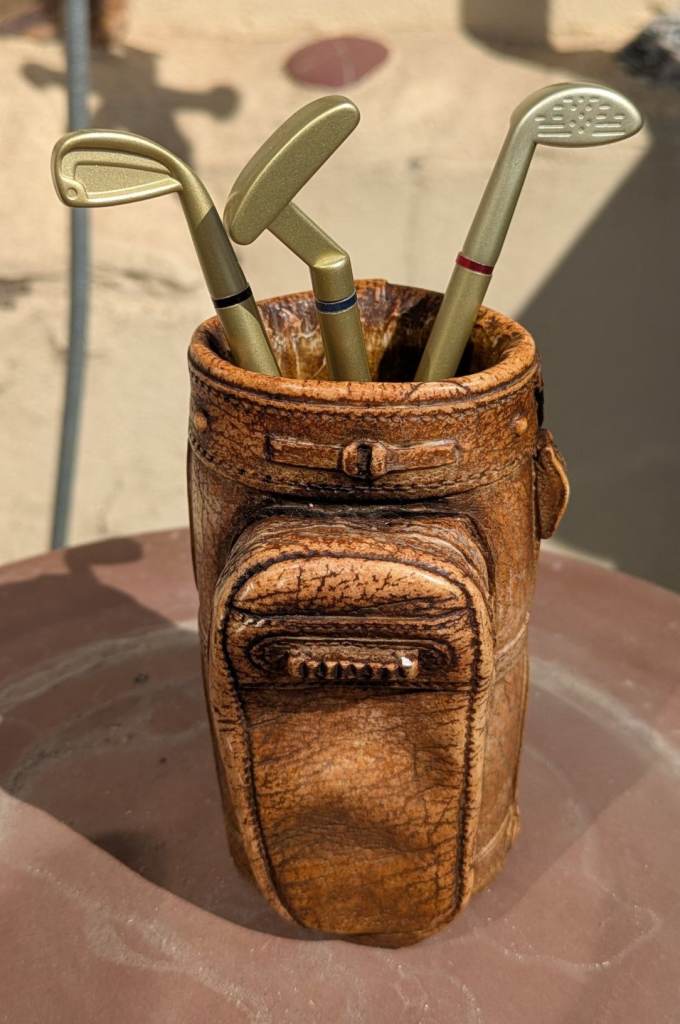 Novelty golf bag and pen set for your desk
