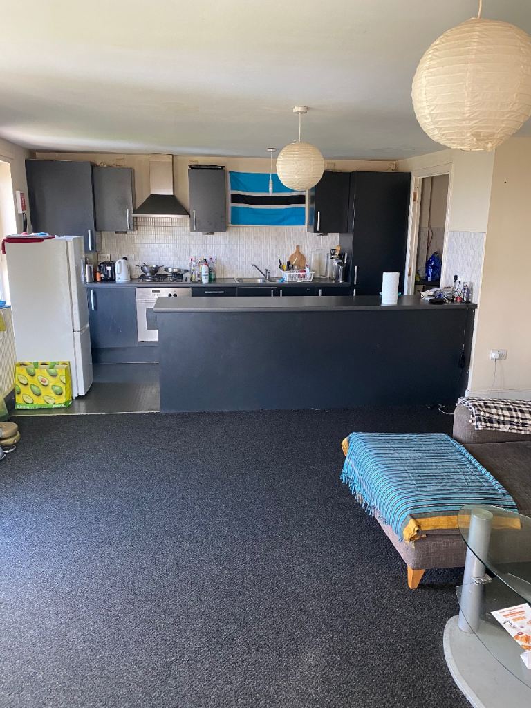  Single Room in a Modern flat with access to Lift,Balcony and Parking