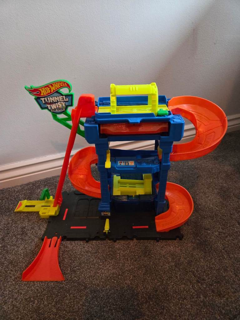 Hot Wheels Tunnel Twist Car Wash Playset - As Good As New