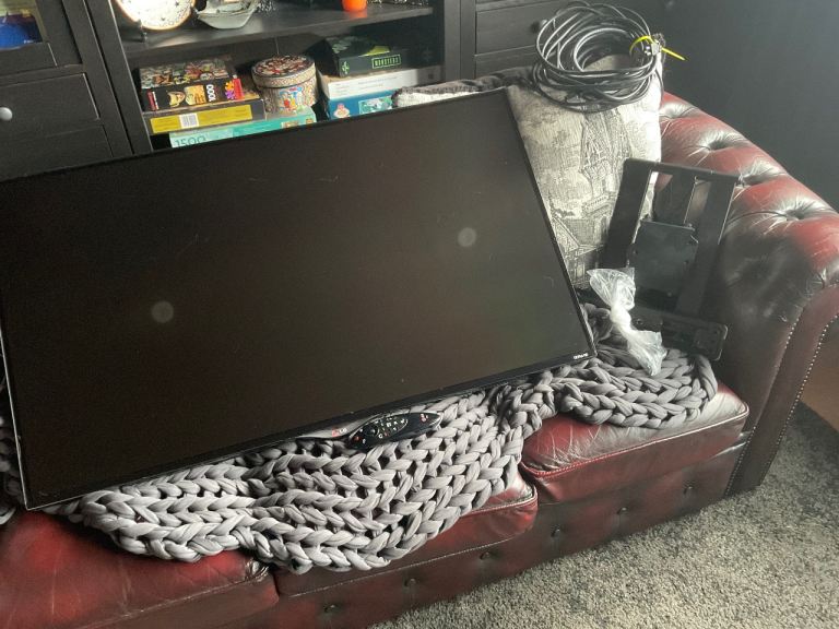LG 42UB820V 4K Smart TV with Wall Mount