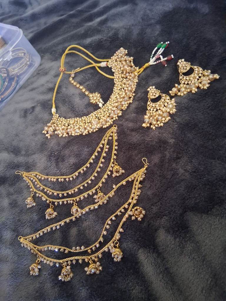 Lovely Gold-Toned Jewellery Set with Intricate Beadwork – Worn Once