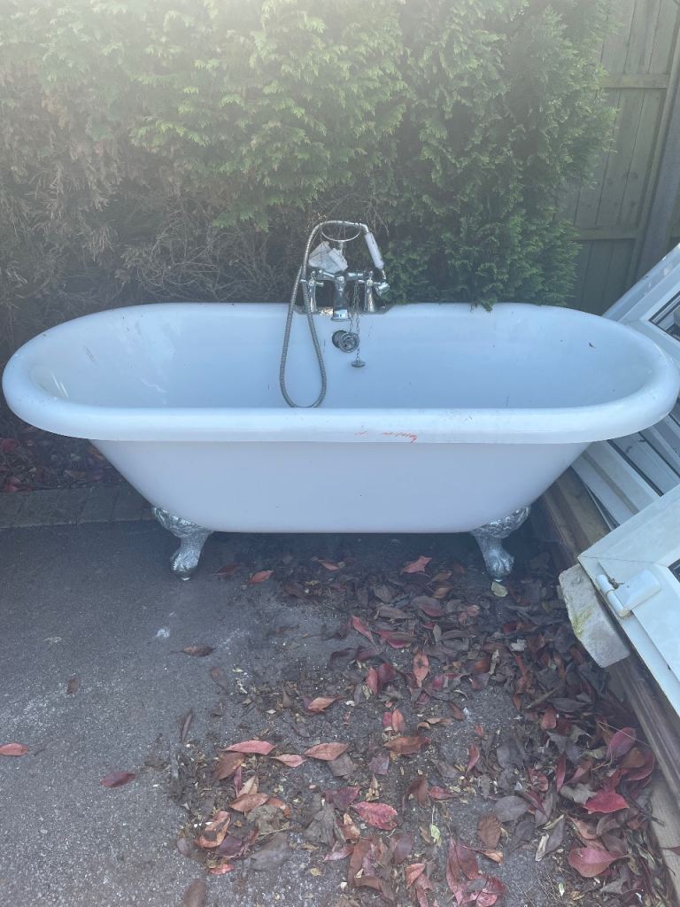 Bath tub