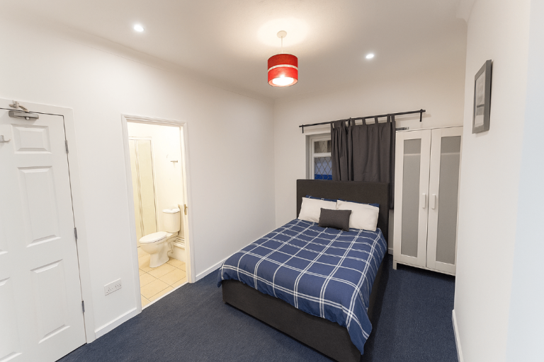 Spacious & Cosy Ensuite Room for Rent in - SS0 0AA