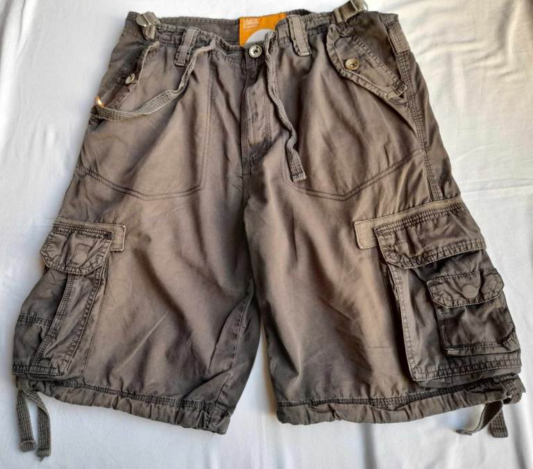  Men's 32W shorts £2 each, bundle £5