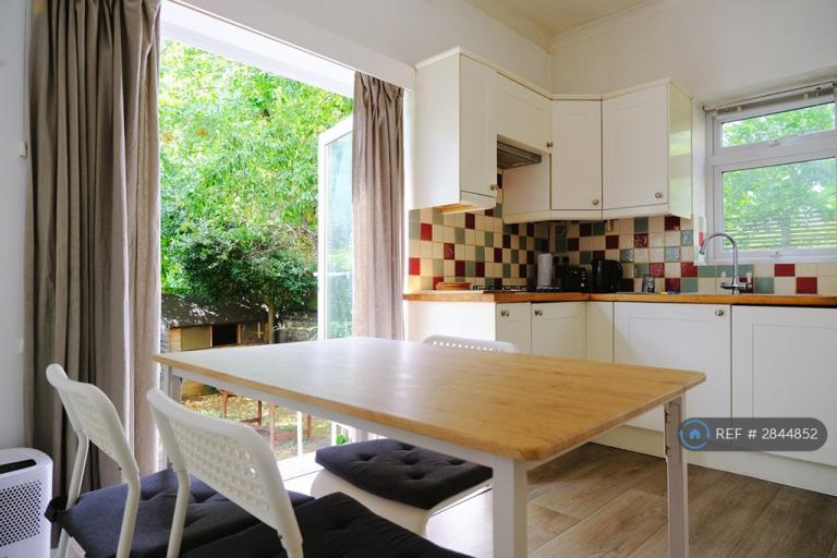 2 bedroom flat in Fulham Palace Road, London, SW6 (2 bed) (#2844852)