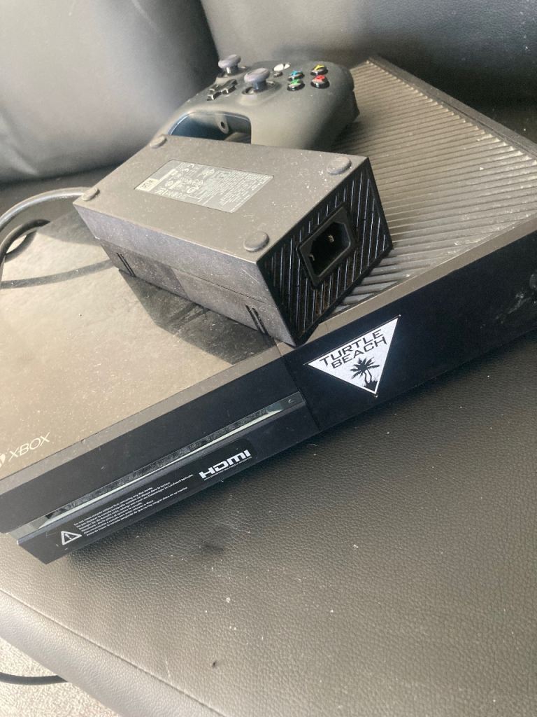 Xbox 360 with controller 