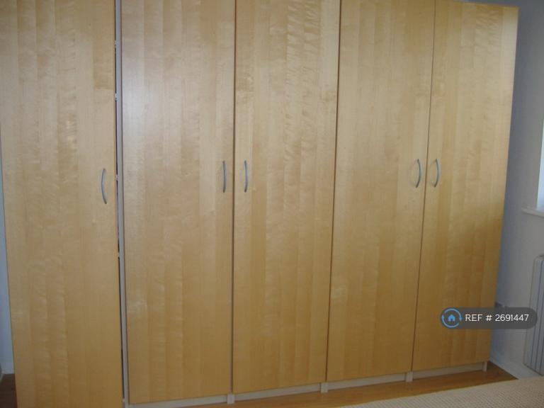 1 bedroom flat in Telegraph Place, London, E14 (1 bed) (#2691447)