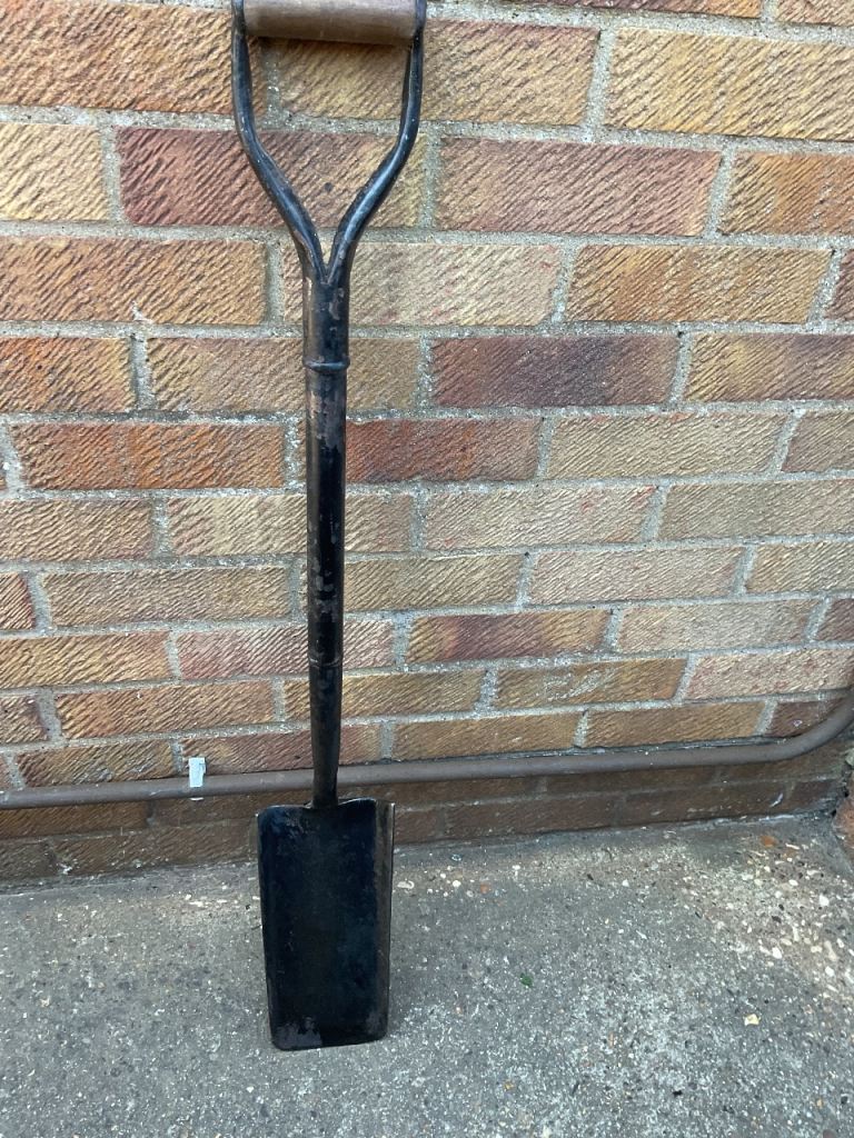 TRENCHING / POST HOLE SPADE, BLADE IS NEARLY 11” LONG, GOOD CONDITION 