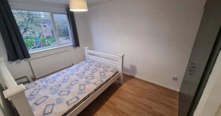 Rooms Available In Large 4 Bedroom Town House