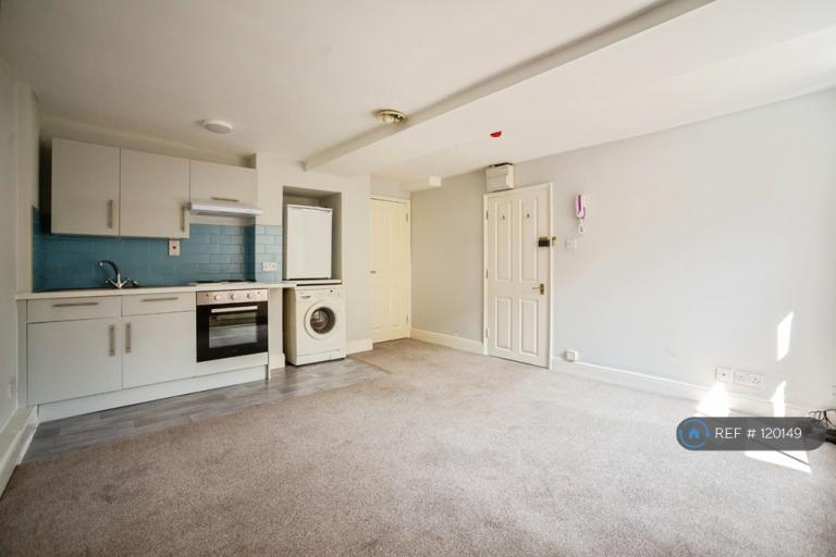 Studio flat in Church Lane, Tonbridge, TN9 (#120149)
