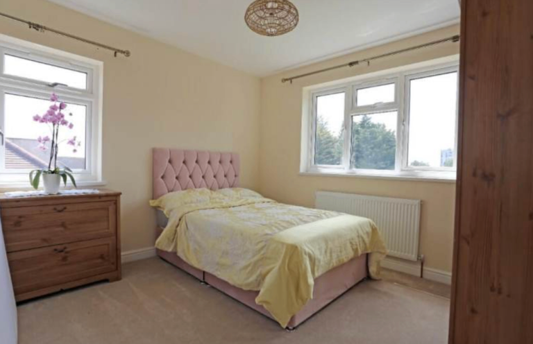 Large Double Room | Fully Furnished | Bills Included | Fitted Kitchen | Romford, London - RM6