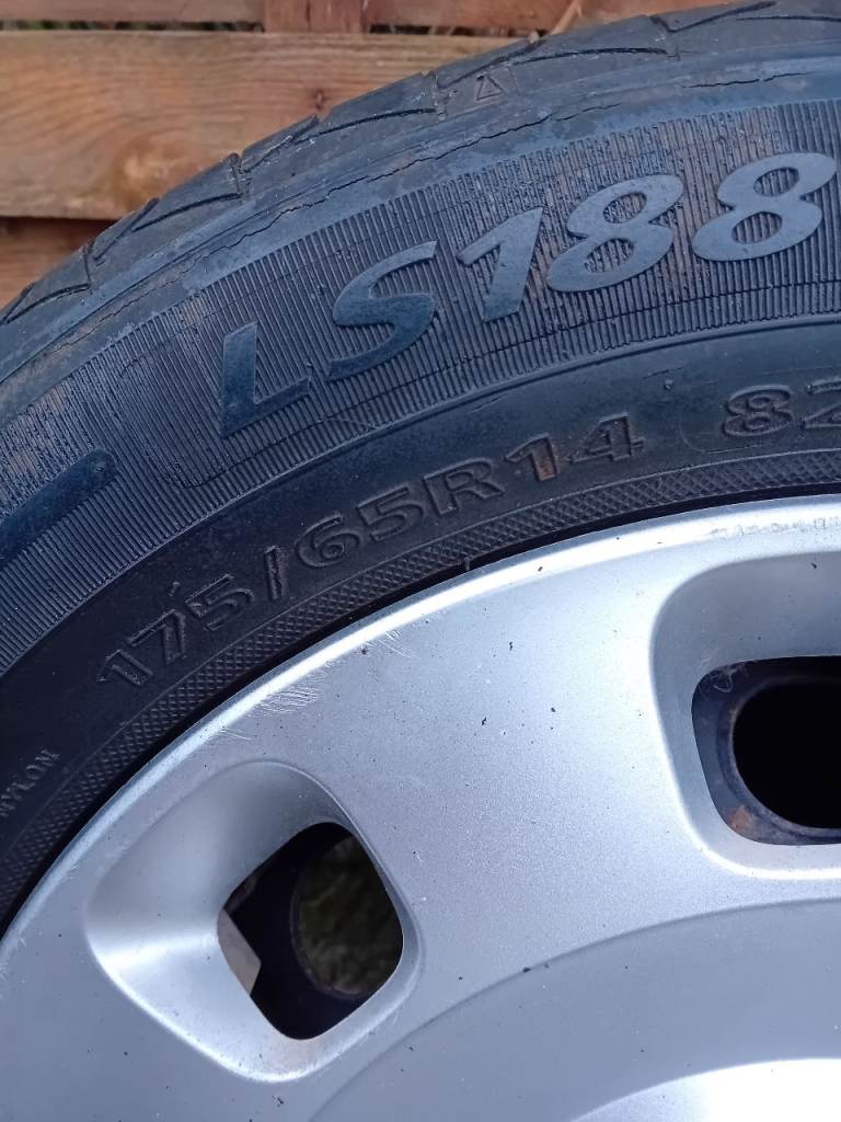 Metal wheels and tyres with genuine fiat wheel trims.