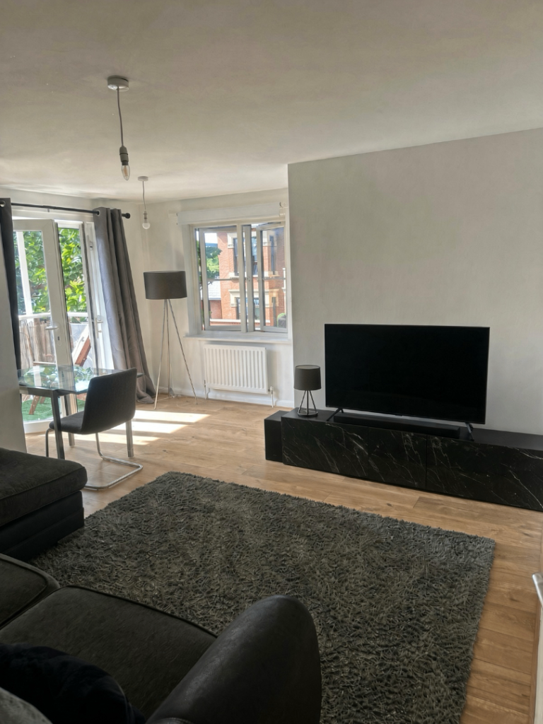 Home swap only – 1 bed flat Beverley Road, W4 (balcony + parking)