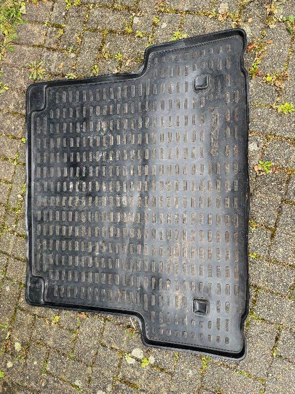 BMW 320D Estate plastic boot tray