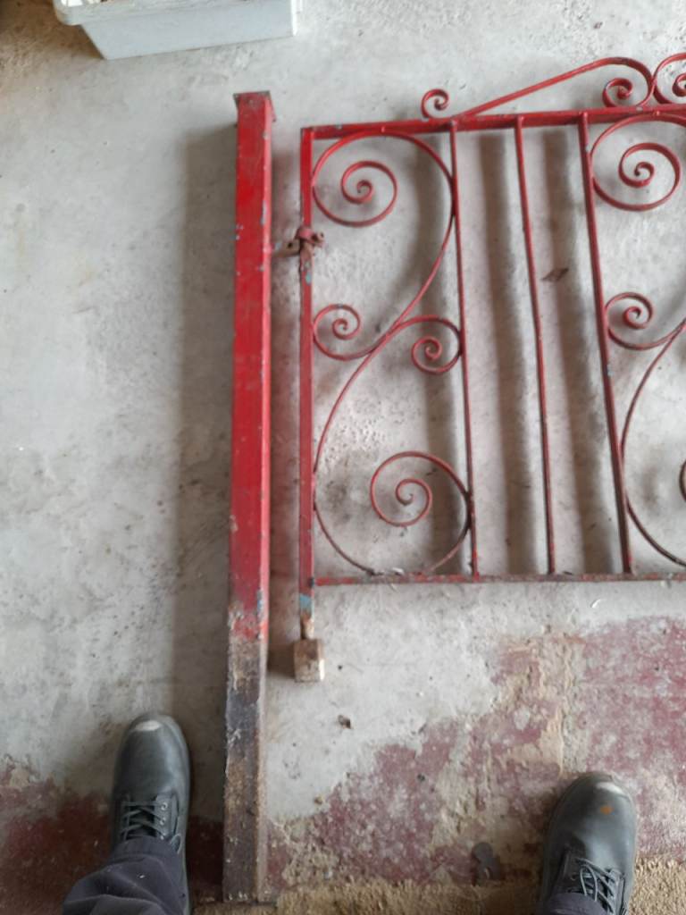 Double drive metal gates 