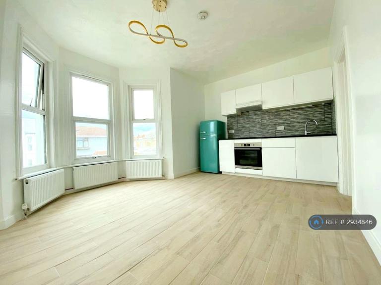 1 bedroom flat in Devonshire Road, London, SE9 (1 bed) (#2934846)