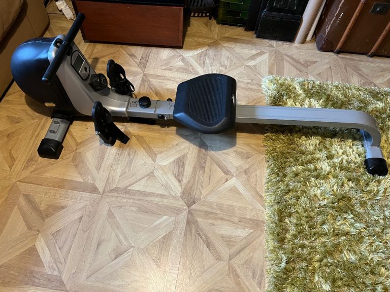 Home rowing machine 