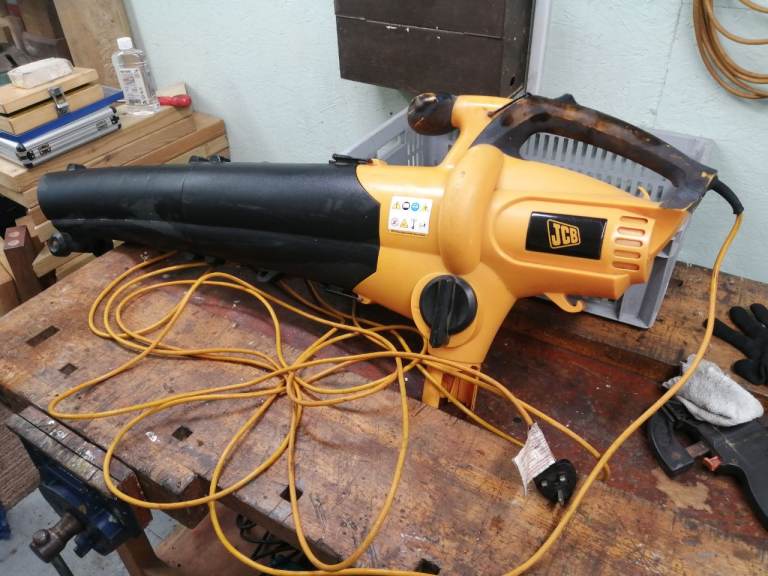 Leaf blower 