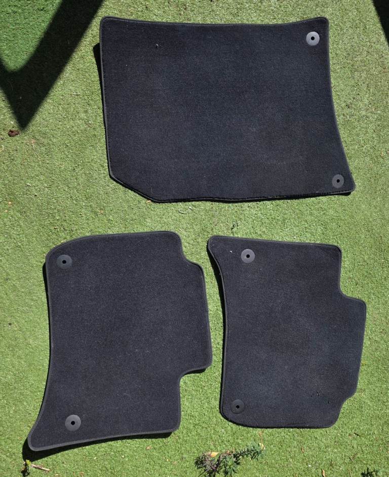 VW Touareg 3 black passenger foot mats. Genuine Volkswagen carpets. Fits 2017 model or similar 