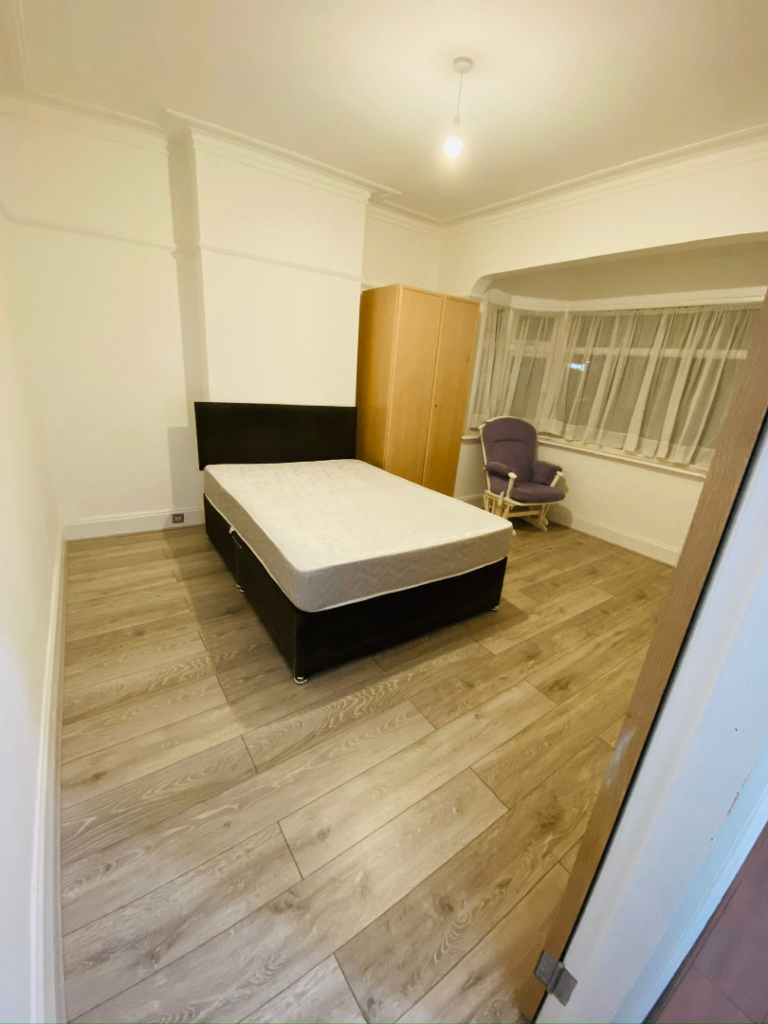 Spacious & Cosy Double Room For Rent AT CR0 2PT