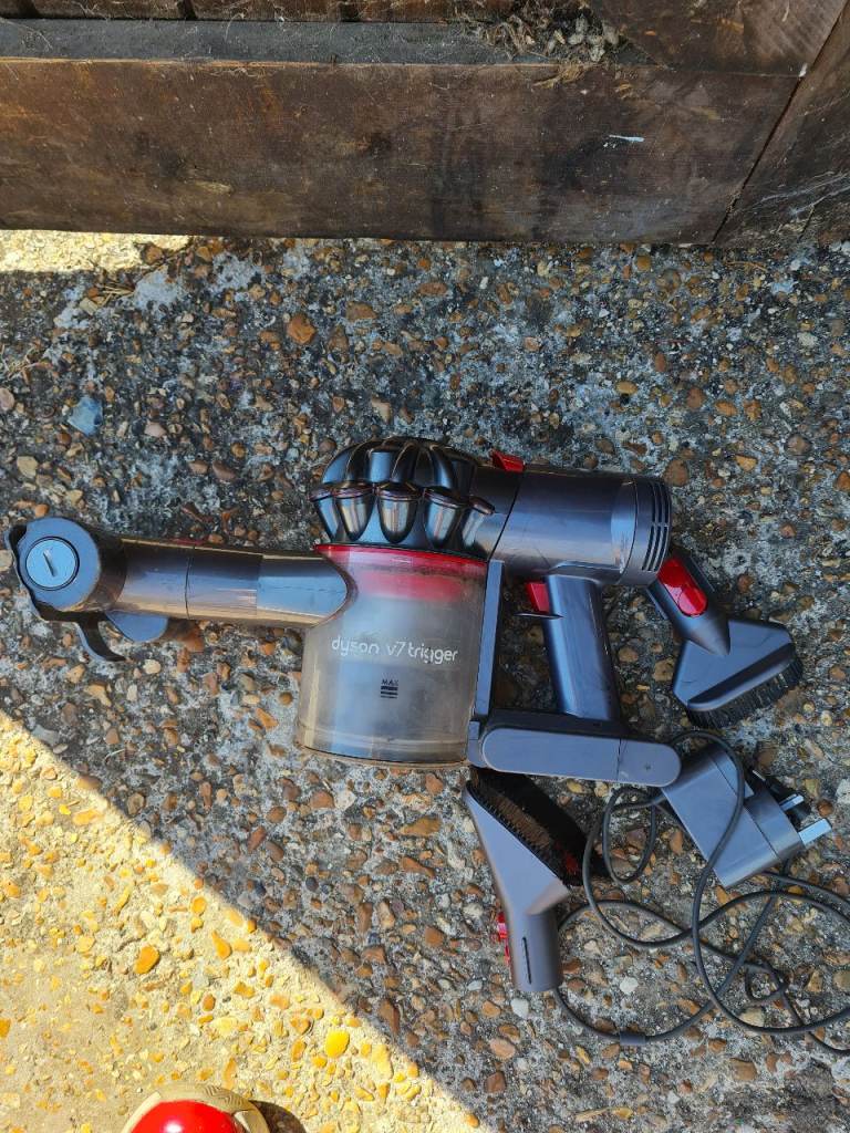Dyson V7 Trigger Handheld Vacuum Cleaner – Good Condition
