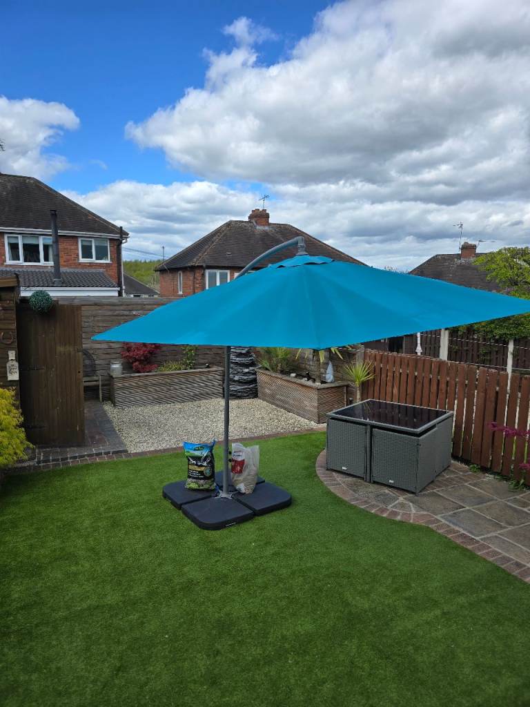 Large cantilever parasol