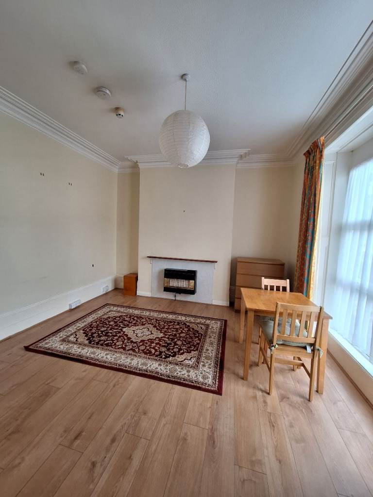 Furnished 1-Bedroom Spacious Studio Flat to Rent in Popular Marsh Area 