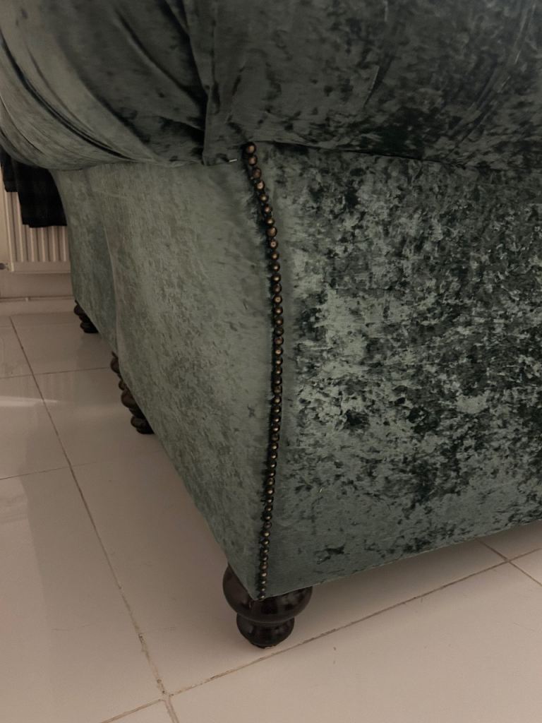 Green velvet chesterfield 2 seater sofa set DELIVERY AVAILABLE 