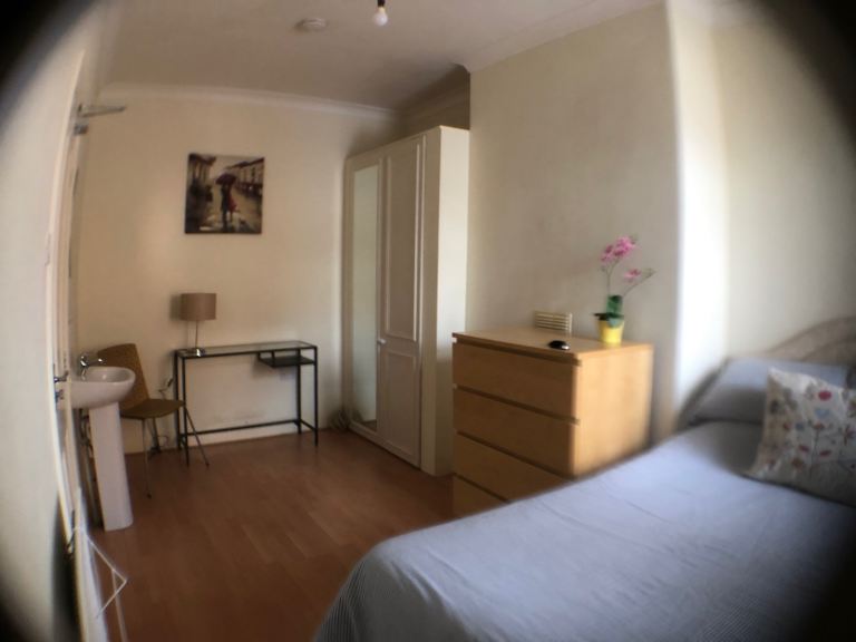 Lovely Double Room in Immaculate Professional Houseshare
